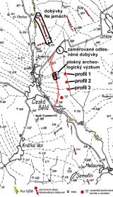 Mapa okolí České Bělé s pozůstatky hornické a rýžovnické činnosti (podle Koutek 1962) a s vyznačením archeologického výzkumu.