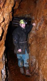 Odpočinek. Ve spodní části snímku je vidět, že nynější počva je sražena podle současných báňských norem oprati středověké níže.