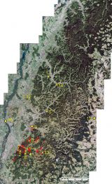 Satelitní snímek Schwarzwaldu s vyznačením některých středověkých hornických lokalit a s rudními strukturami (červeně).