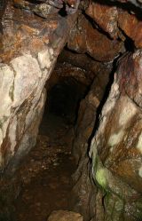 Birkenberg u St. Ulrich – Bollschweil v údolí Möhlintal. Vyústění jedné ze štol poblíž sídliště a hrádku - detail.