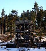 Vyhlídková věž pro návštěvníky. Jistá imaginace tzv. věžového domu (Turmhaus), jehož kamenný suterén byl na tomto místě nalezen