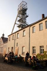Posezení před budovou Reiche Zeche, presentace a do jisté míry i slavnostní předání konferenčního sborníku.