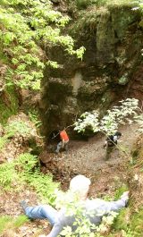 Rammelsberg u Hilbersdorfu: propadlá šachta s dochovanou částí původní stěny a vyústěním menší zasuté štoly v hloubce cca 11 m.