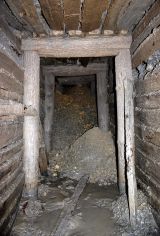 Vojnův Městec na Žďársku. Archeologický výzkum 2010 při sanaci poruchy silnice. Pohled do štoly se závalem.