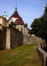 Rekonstruované městské opevnění s vnitřní a parkánovou hradební zdí na jv. obvodu středověké Jihlavy.