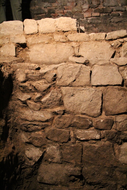 Interiér suterénu - pohled na část severní stěny s mladší
gotickou zazdívkou