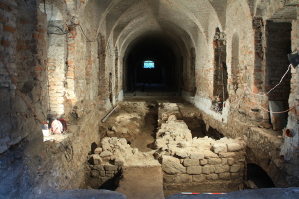 Pohled
do chodby na jižní, exteriérovou stěnu románské stavby