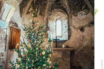 weihnachtsbaum-einer-mittelalterlichen-kapelle-48171425.jpg
